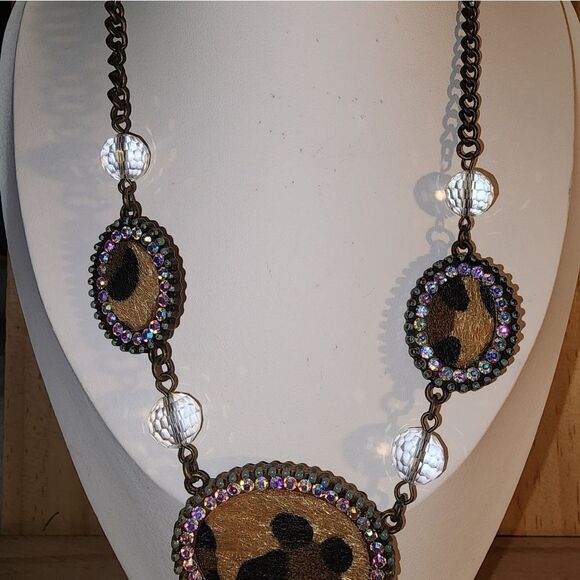 Plunder Elegant Animal Leopard Print Necklace with Crystal Accents 19"+3" Ext - Picture 15 of 16